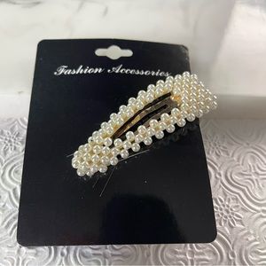 NEW - Pearl hair clip